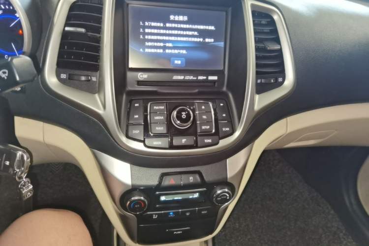 Used CHANGAN Eado 2015 1.6L Manual Luxury Model China V Standard Audio And AC Panel