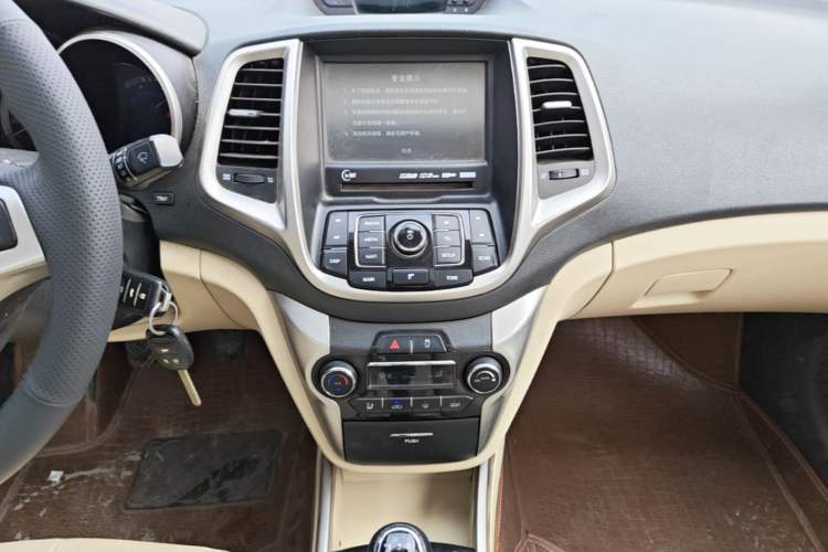 Used CHANGAN Eado 2015 1.6L Manual Luxury Model China V Standard Audio And AC Panel