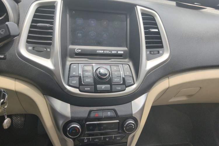 Used CHANGAN Eado 2015 1.6L Manual Luxury Model China IV Standard Audio And AC Panel
