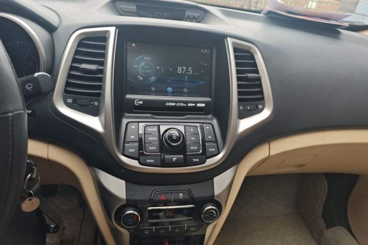 Used CHANGAN Eado 2015 1.6L Manual Luxury Model China V Standard Audio And AC Panel