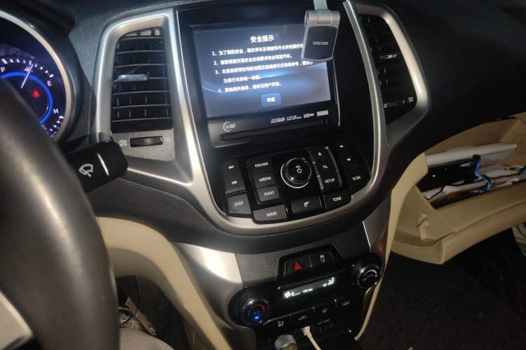 Used CHANGAN Eado 2015 1.6L Manual Luxury Model China IV Standard Audio And AC Panel