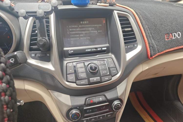 Used CHANGAN Eado 2015 1.6L Manual Luxury Model China V Standard Audio And AC Panel