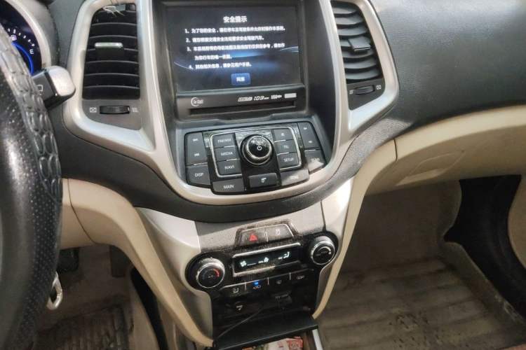 Used CHANGAN Eado 2015 1.6L Manual Luxury Model China IV Standard Audio And AC Panel