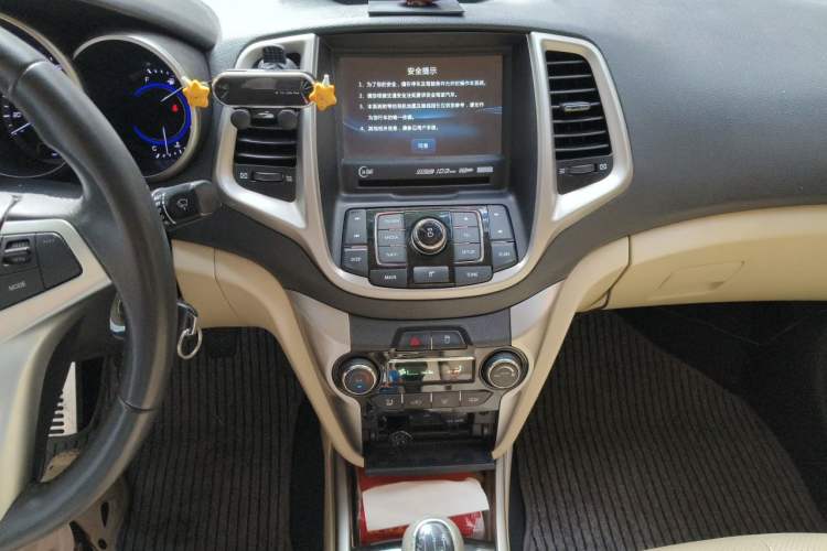 Used CHANGAN Eado 2015 1.6L Manual Luxury Model China V Standard Audio And AC Panel
