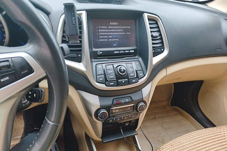 Used CHANGAN Eado 2015 1.6L Manual Luxury Model China IV Standard Audio And AC Panel