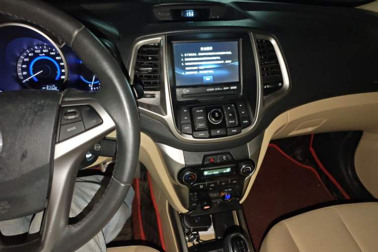 Used CHANGAN Eado 2015 1.6L Manual Luxury Model China IV Standard Audio And AC Panel