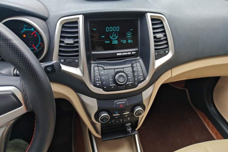 Used CHANGAN Eado 2015 1.6L Manual Elite Model China V Standard Audio And AC Panel
