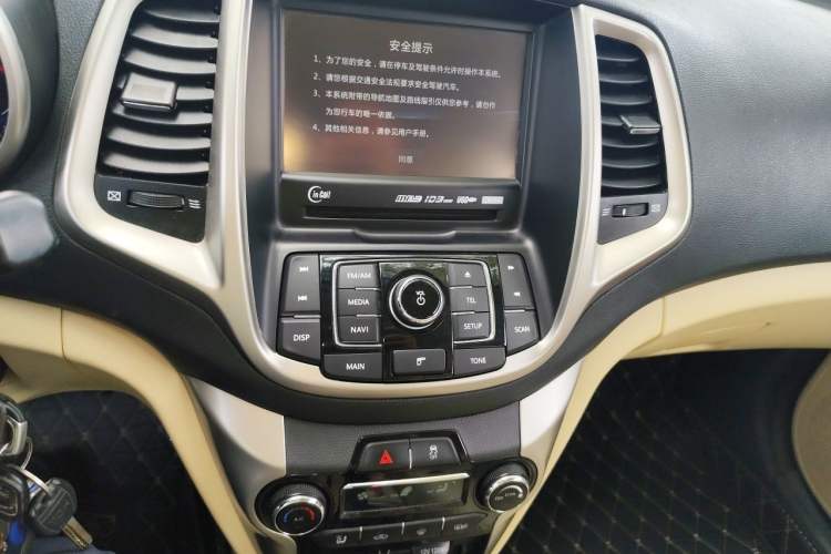 Used CHANGAN Eado 2015 1.6L Manual Luxury Model China V Standard Audio And AC Panel