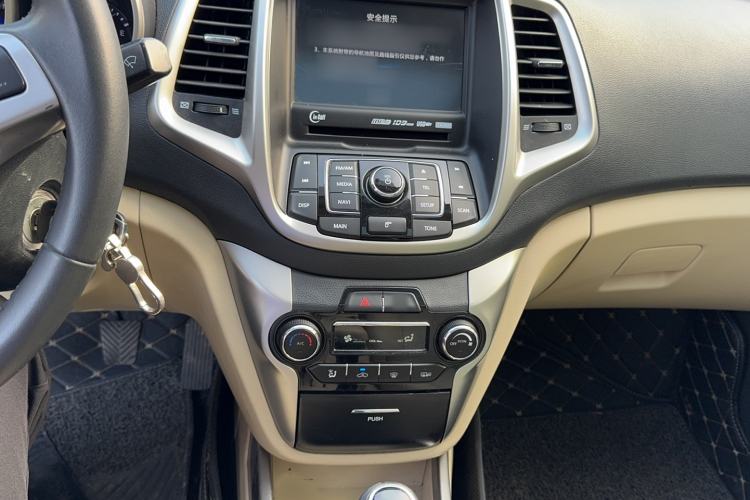 Used CHANGAN Eado 2015 1.6L Manual Luxury Model China V Standard Audio And AC Panel
