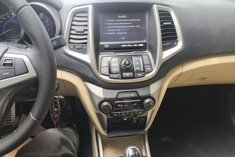 Used CHANGAN Eado 2015 1.6L Manual Luxury Model China V Standard Audio And AC Panel