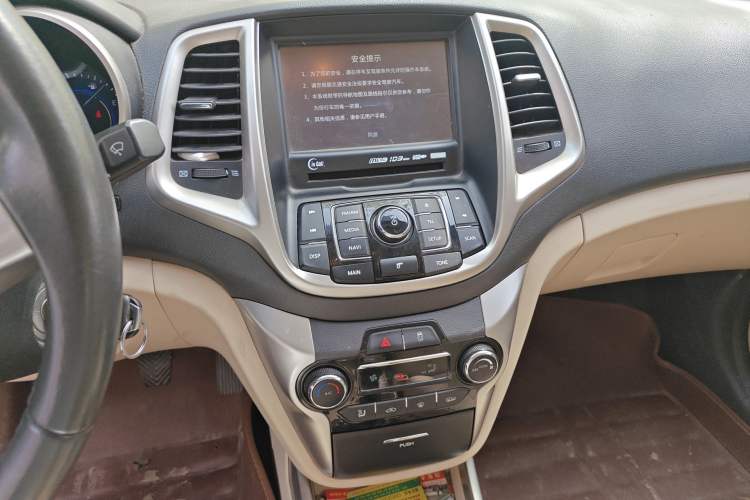 Used CHANGAN Eado 2015 1.6L Manual Luxury Model China IV Standard Audio And AC Panel