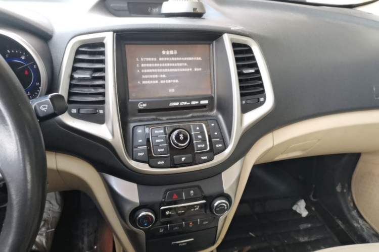 Used CHANGAN Eado 2015 1.6L Manual Luxury Model China V Standard Audio And AC Panel