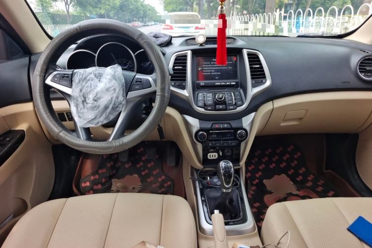 Used CHANGAN Eado 2015 1.6L Manual Flagship Model Center Console