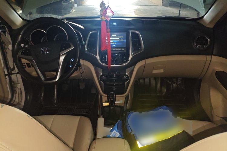Used CHANGAN Eado 2015 1.6L Manual Luxury Model China IV Standard Center Console