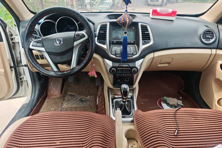 Used CHANGAN Eado 2015 1.6L Manual Luxury Model China IV Standard Center Console