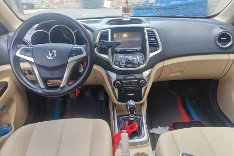 Used CHANGAN Eado 2015 1.6L Manual Luxury Model China IV Standard Center Console