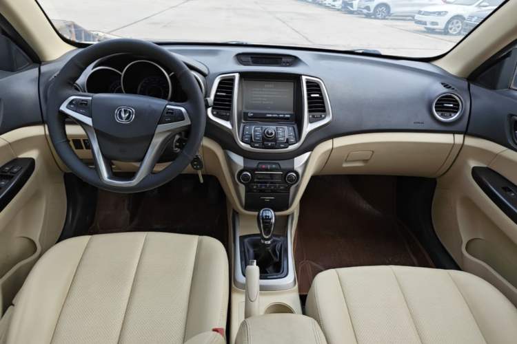 Used CHANGAN Eado 2015 1.6L Manual Luxury Model China V Standard Center Console