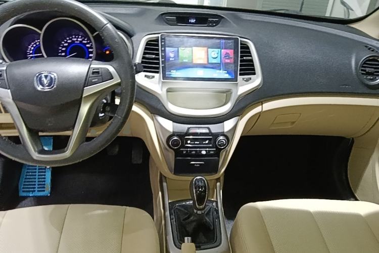 Used CHANGAN Eado 2015 1.6L Manual Luxury Model China V Standard Center Console