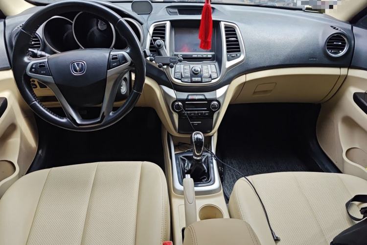Used CHANGAN Eado 2015 1.6L Manual Luxury Model China IV Standard Center Console
