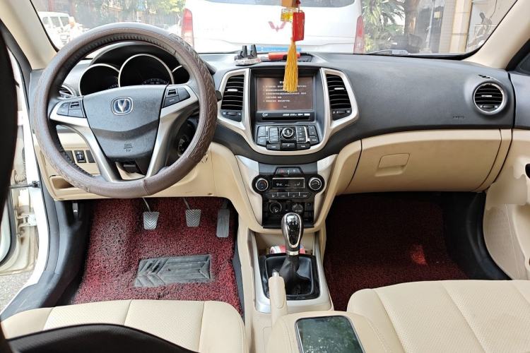 Used CHANGAN Eado 2015 1.6L Manual Luxury Model China IV Standard Center Console