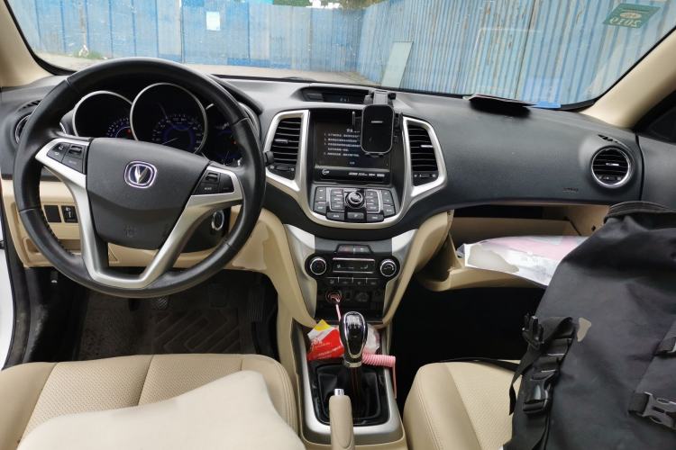Used CHANGAN Eado 2015 1.6L Manual Luxury Model China IV Standard Center Console