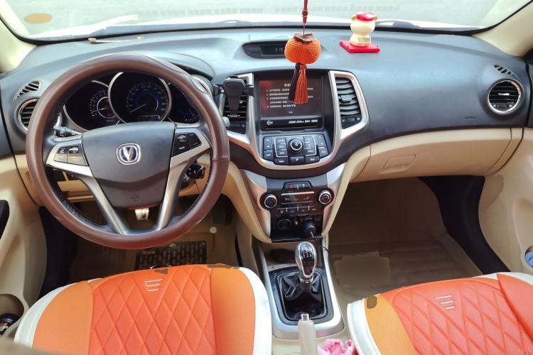 Used CHANGAN Eado 2015 1.6L Manual Luxury Model China IV Standard Center Console