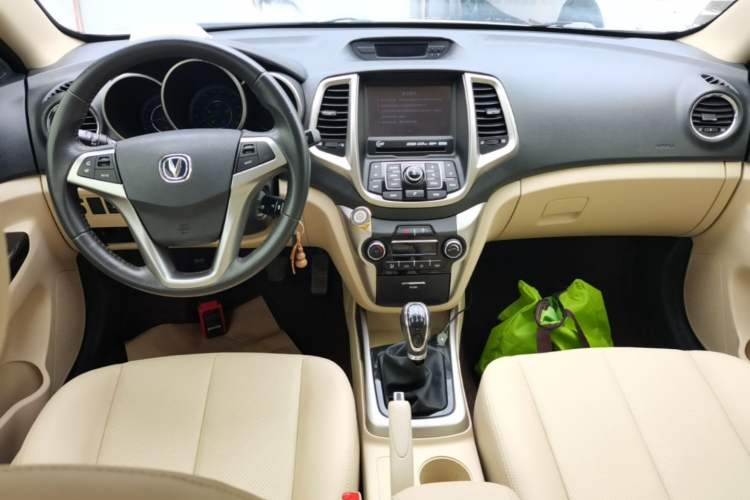 Used CHANGAN Eado 2015 1.6L Manual Luxury Model China V Standard Center Console