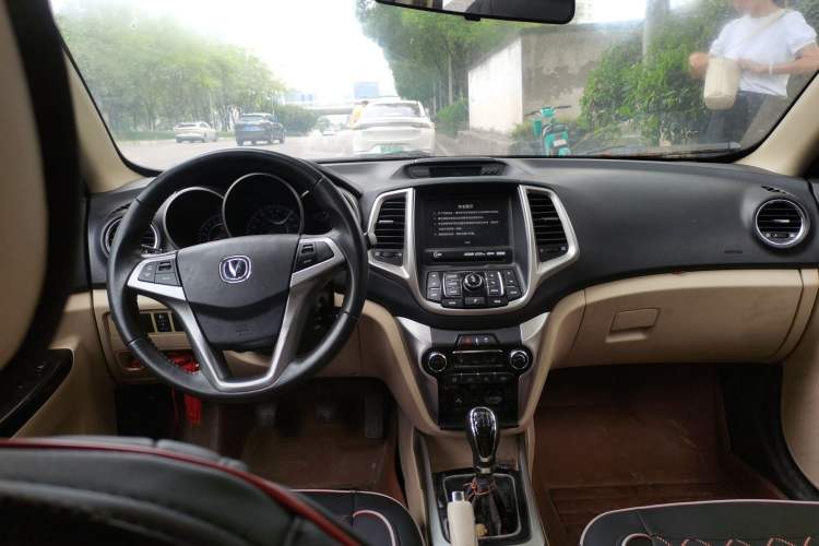 Used CHANGAN Eado 2015 1.6L Manual Luxury Model China IV Standard Center Console
