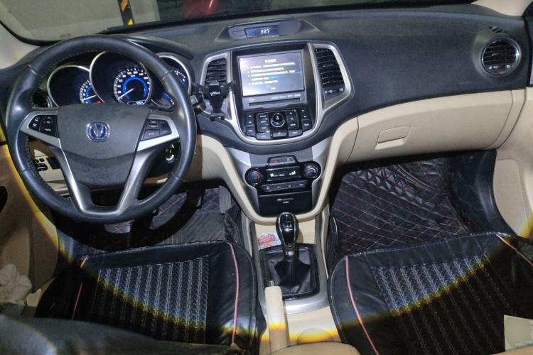 Used CHANGAN Eado 2015 1.6L Manual Luxury Model China IV Standard Center Console