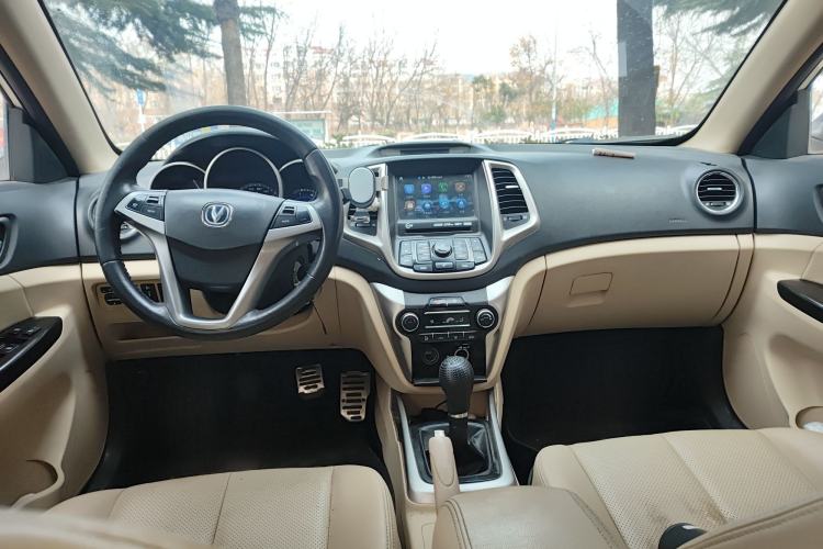 Used CHANGAN Eado 2015 1.6L Manual Luxury Model China IV Standard Center Console