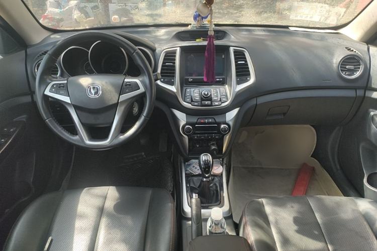Used CHANGAN Eado 2015 1.6L Manual Luxury Model China IV Standard Center Console
