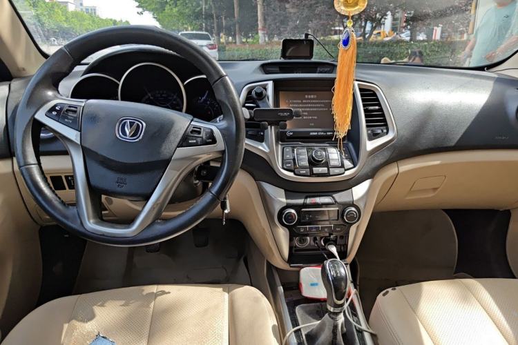 Used CHANGAN Eado 2015 1.6L Manual Luxury Model China IV Standard Center Console