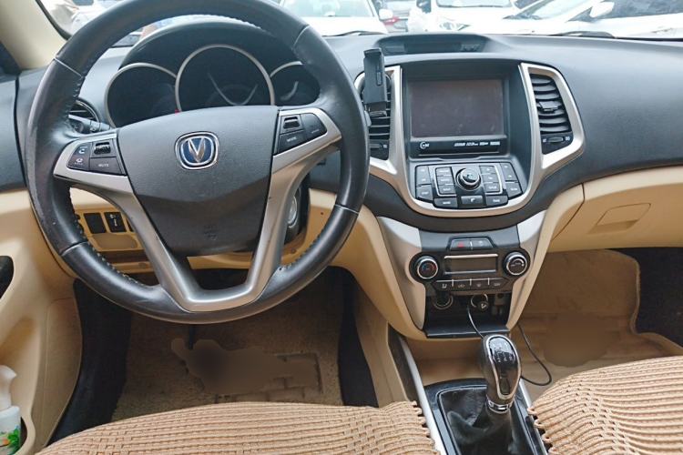 Used CHANGAN Eado 2015 1.6L Manual Luxury Model China IV Standard Center Console
