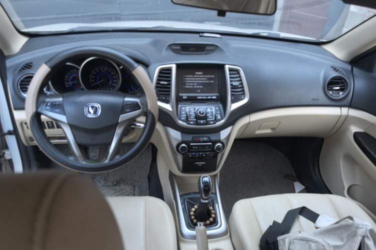 Used CHANGAN Eado 2015 1.6L Manual Luxury Model China IV Standard Center Console