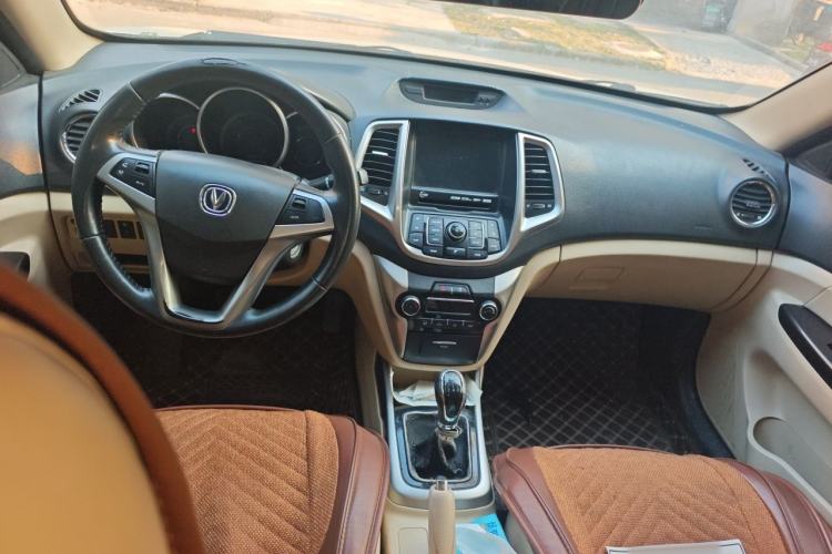 Used CHANGAN Eado 2015 1.6L Manual Luxury Model China IV Standard Center Console