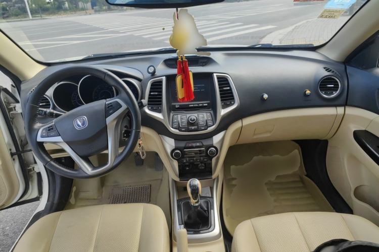 Used CHANGAN Eado 2015 1.6L Manual Luxury Model China IV Standard Center Console