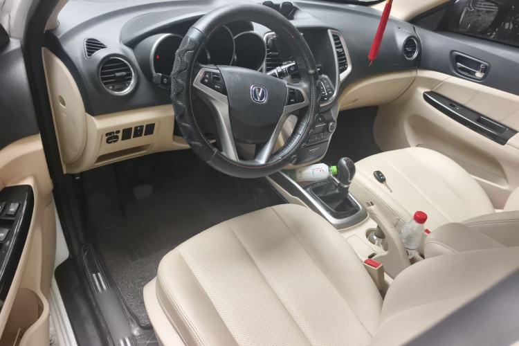 Used CHANGAN Eado 2015 1.6L Manual Luxury Model China IV Standard Center Console