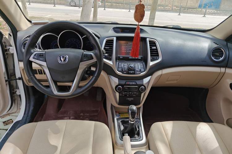 Used CHANGAN Eado 2015 1.6L Manual Luxury Model China IV Standard Center Console