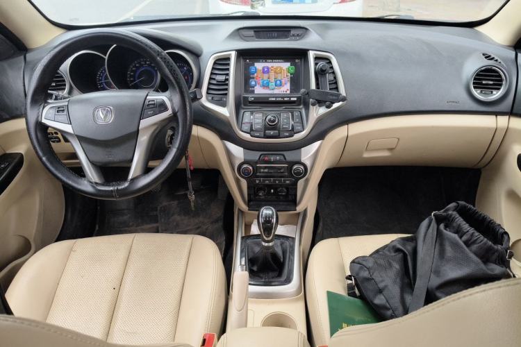 Used CHANGAN Eado 2015 1.6L Manual Luxury Model China IV Standard Center Console