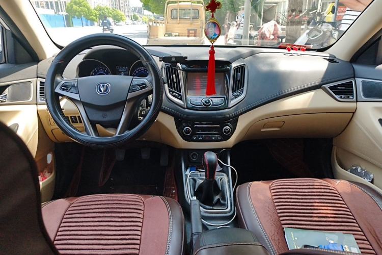 Used CHANGAN Eado 2015 1.6L Manual Luxury Model China IV Standard Center Console