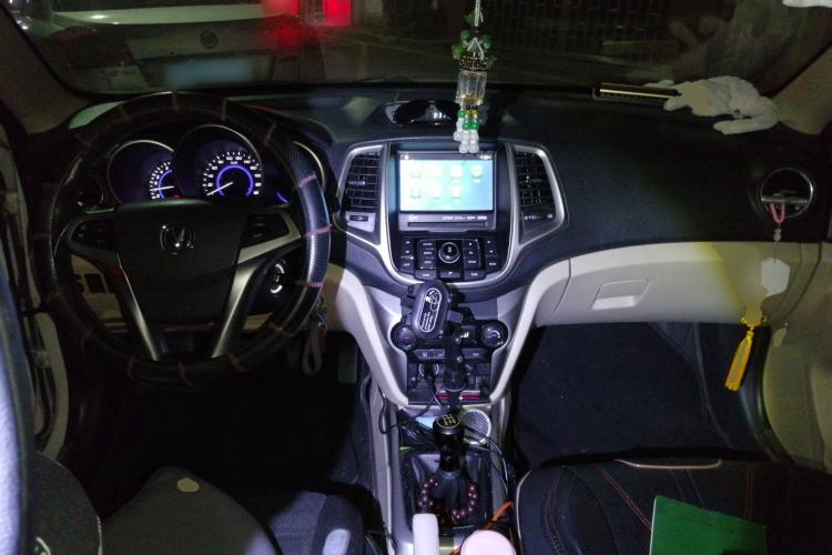 Used CHANGAN Eado 2015 1.6L Manual Flagship Model Center Console