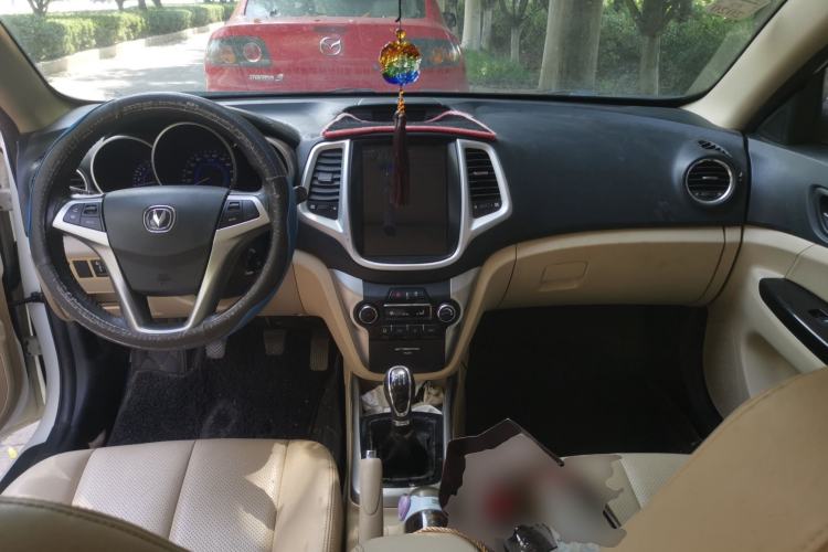 Used CHANGAN Eado 2015 1.6L Manual Luxury Model China IV Standard Center Console