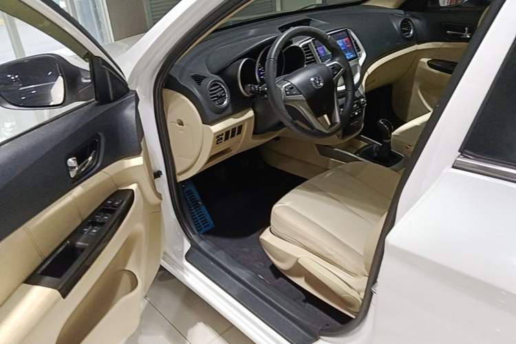 Used CHANGAN Eado 2015 1.6L Manual Luxury Model China V Standard Driver Seat