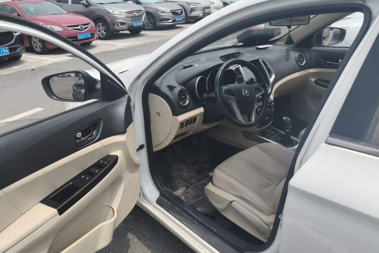 Used CHANGAN Eado 2015 1.6L Manual Luxury Model China IV Standard Driver Seat
