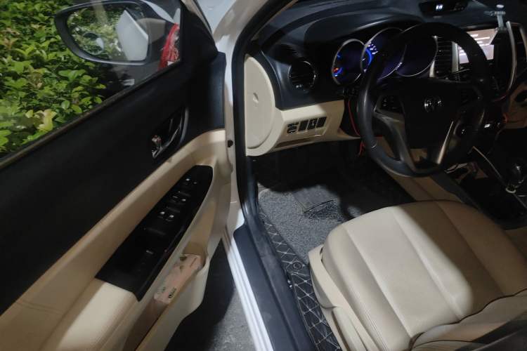 Used CHANGAN Eado 2015 1.6L Manual Luxury Model China IV Standard Driver Seat