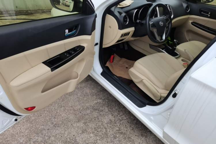 Used CHANGAN Eado 2015 1.6L Manual Luxury Model China V Standard Driver Seat