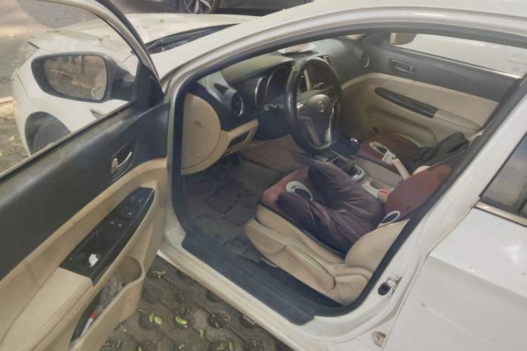 Used CHANGAN Eado 2015 1.6L Manual Luxury Model China IV Standard Driver Seat