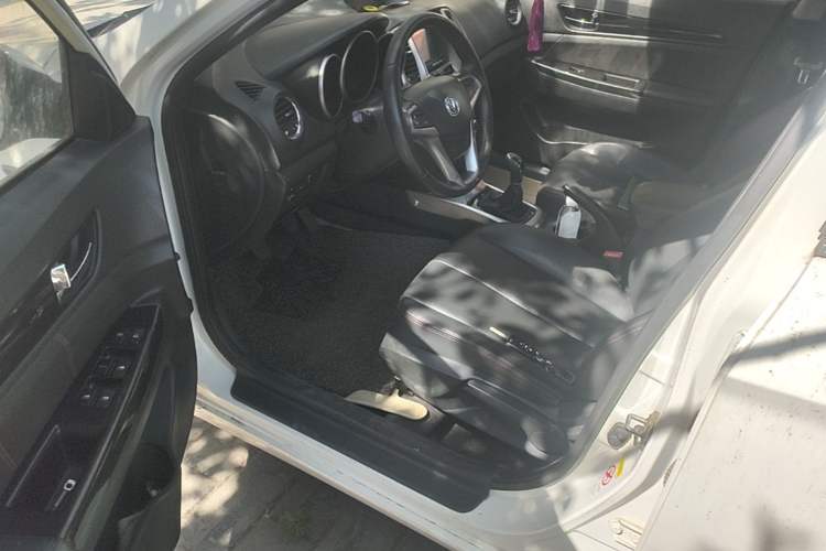 Used CHANGAN Eado 2015 1.6L Manual Luxury Model China IV Standard Driver Seat