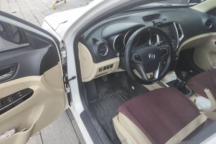 Used CHANGAN Eado 2015 1.6L Manual Luxury Model China IV Standard Driver Seat