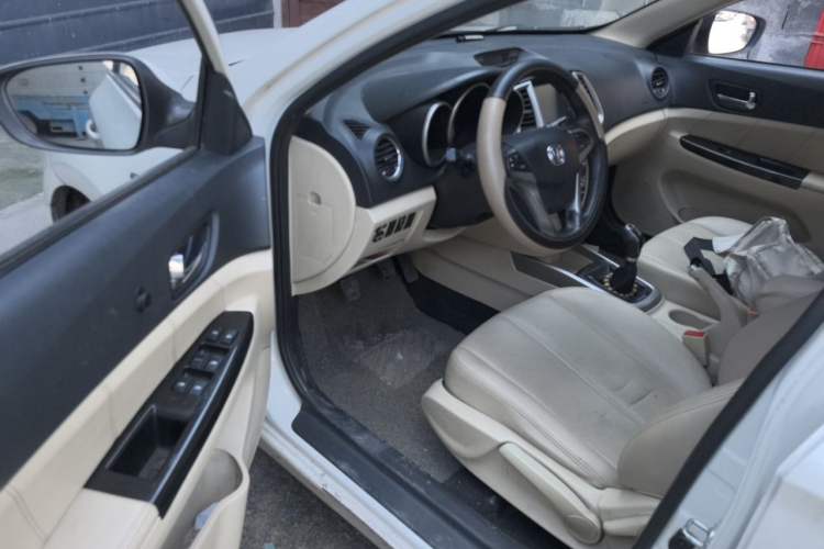 Used CHANGAN Eado 2015 1.6L Manual Luxury Model China IV Standard Driver Seat